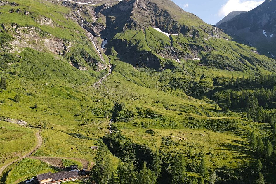 Nationalpark Hohe Tauern Almhütte in einer Berglandschaft im Nationalpark Hohe Tauern