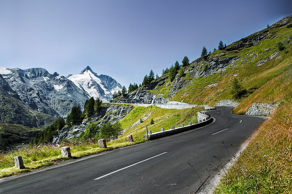 Grossglockner Hochalpenstraße Blick auf den Großglockner mit der Straße im Vordergrund auf er Großglockner Hochalpenstraße